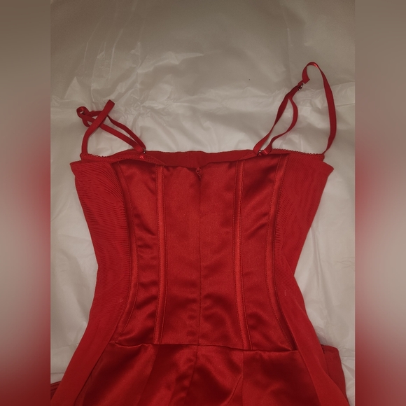 Red Satin 'Shani' House of CB- XS (Plus Cup!) - Picture 14 of 16